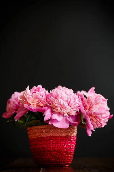 Bir hasır vazoda pembe peonies buket — Stok fotoğraf