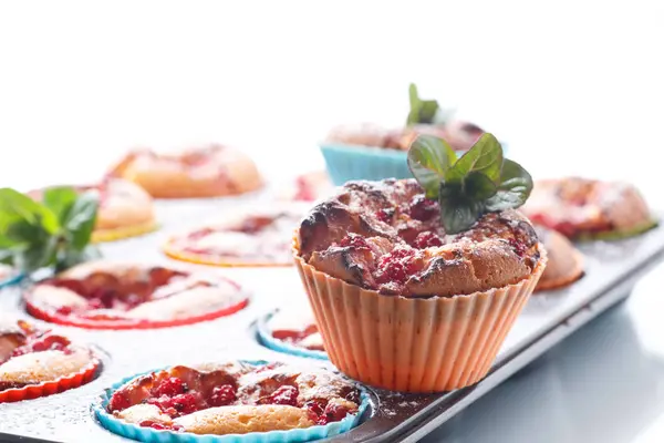 Сладкие кексы с ягодами внутри — стоковое фото