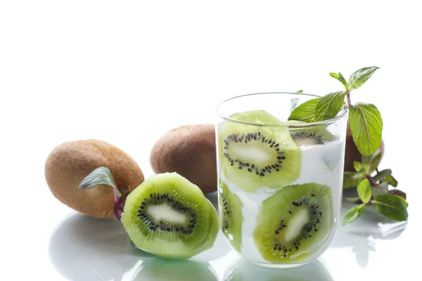 Sweet milk organic yogurt with slices of kiwi — Stock Photo, Image