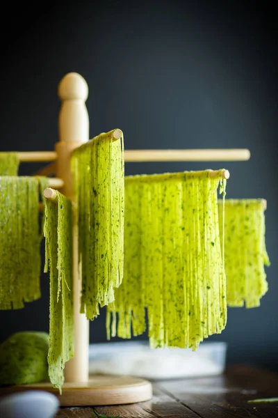 Macarrão caseiro verde com verdes — Fotografia de Stock