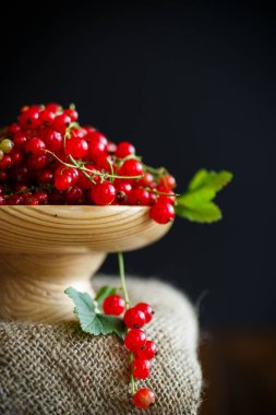 Olgun kırmızı kuş üzümü ahşap bir vazo