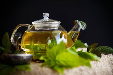 Çay üzümü yaprakları ile