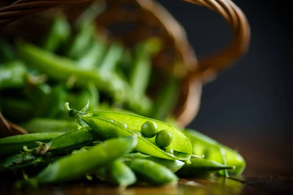 Fresh early green peas — Stock Photo, Image