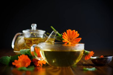 Terapötik calendula çiçeklerin çaydan