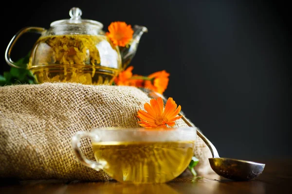 从花的金盏花治疗茶 — 图库照片