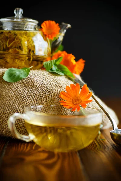 从花的金盏花治疗茶 — 图库照片