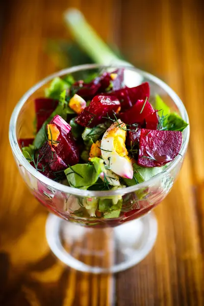 Salada de beterraba fervida com ovos e verduras frescas — Fotografia de Stock