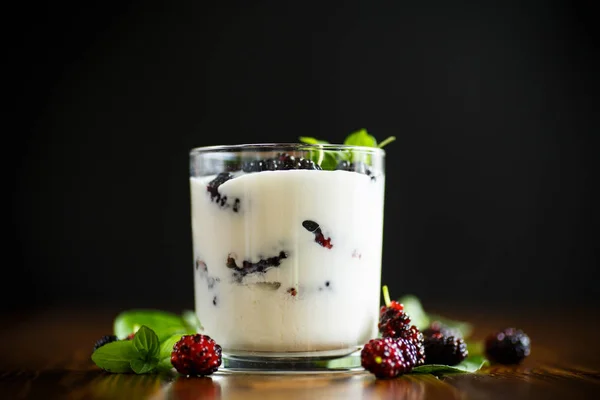 Sweet Greek yogurt with mulberry berries — Stock Photo, Image