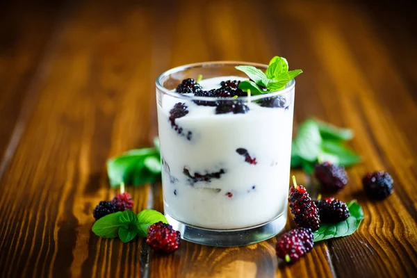 Sweet Greek yogurt with mulberry berries — Stock Photo, Image