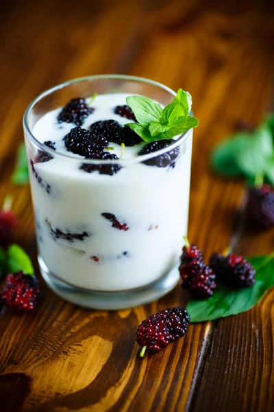 Сладкий греческий йогурт с тутовыми ягодами — стоковое фото