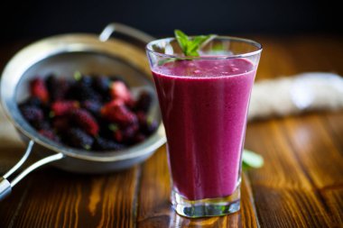 Karadut gelen tatlı berry güler yüzlü