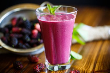 Karadut gelen tatlı berry güler yüzlü