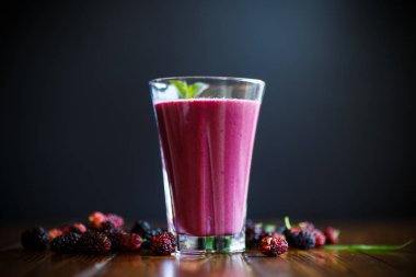 Karadut gelen tatlı berry güler yüzlü