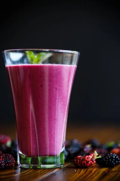 Sweet berry smoothie from black mulberry — Stock Photo, Image