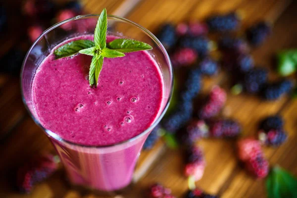 Sweet berry smoothie from black mulberry — Stock Photo, Image