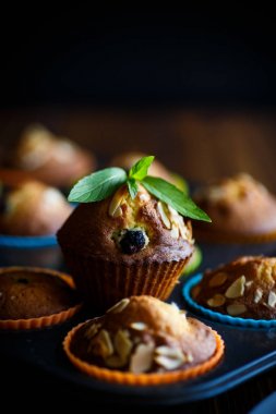 içinde çilek ile tatlı çörek
