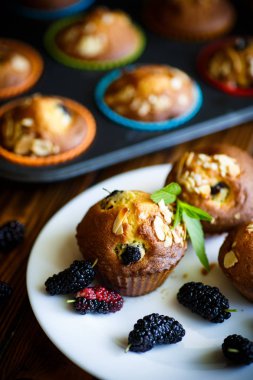 içinde çilek ile tatlı çörek