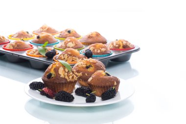 içinde çilek ile tatlı çörek