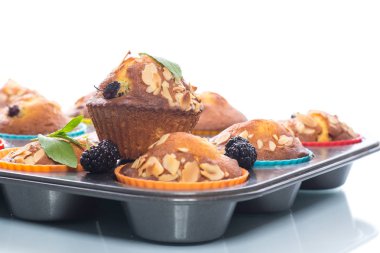 içinde çilek ile tatlı çörek