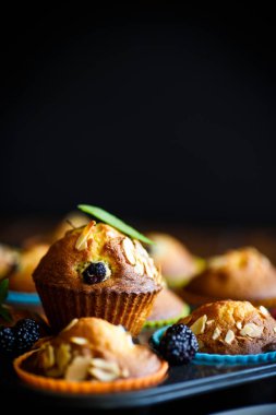 içinde çilek ile tatlı çörek