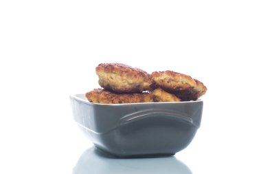 Kızarmış et köftesi seramik formunda