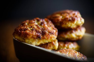 Kızarmış et köftesi seramik formunda