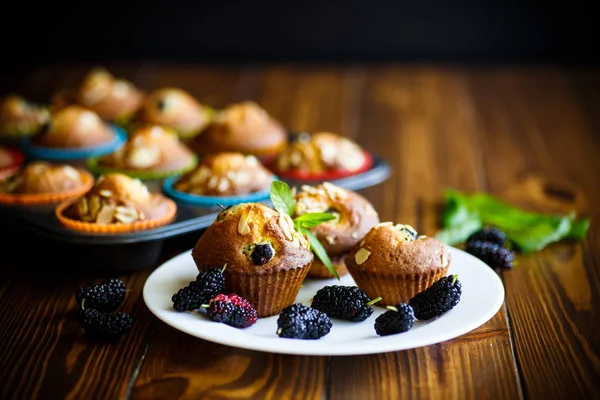 Muffins doces com bagas no interior — Fotografia de Stock