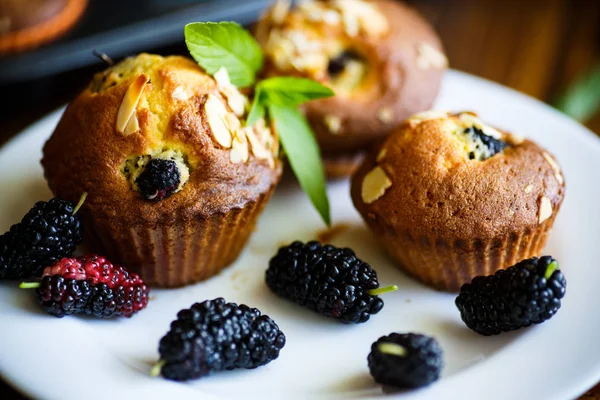 Muffin dolci con bacche all'interno — Foto Stock