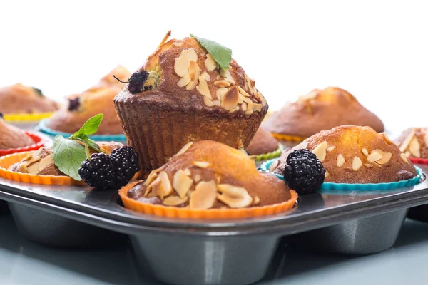 Muffin dolci con bacche all'interno — Foto Stock