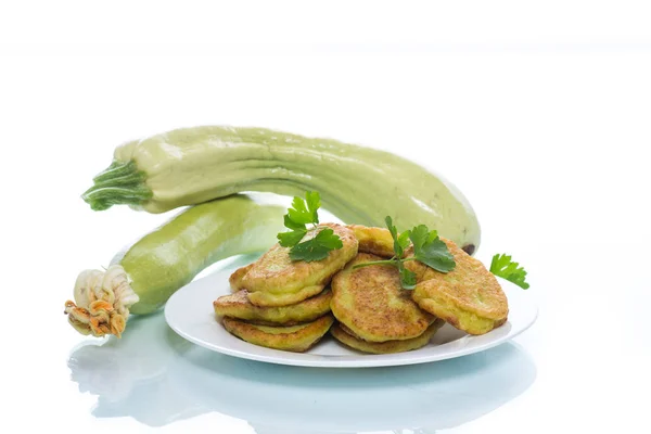 Frittelle di zucchine su un piatto — Foto Stock