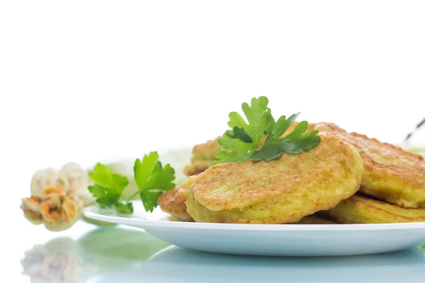 Tortitas de calabacín en un plato —  Fotos de Stock