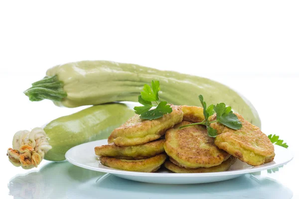 Tortitas de calabacín en un plato — Foto de Stock