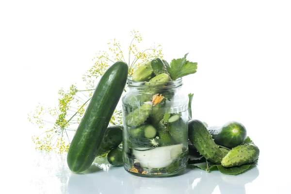 Gepekelde komkommers met kruiden en specerijen — Stockfoto