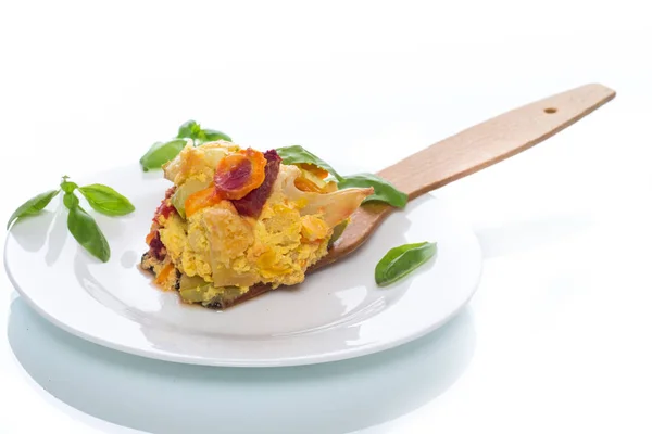 Chou-fleur cuit avec des betteraves, des carottes, des courgettes dans l'oeuf Image En Vente