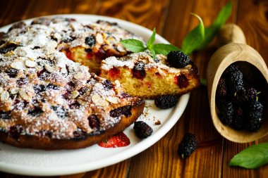 Dut çilek ile tatlı bisküvi pasta