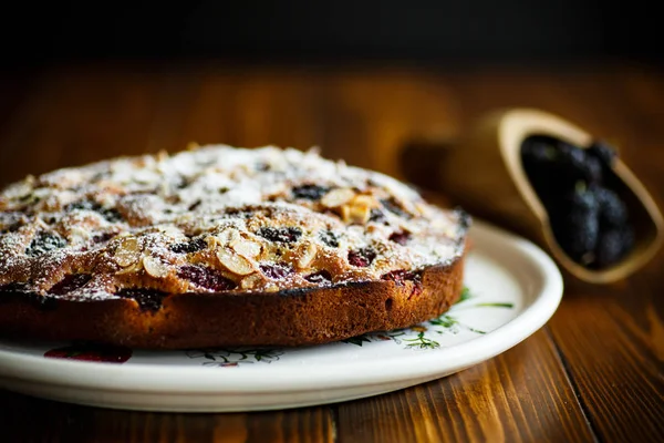 Zoete biscuit taart met moerbei bessen — Stockfoto