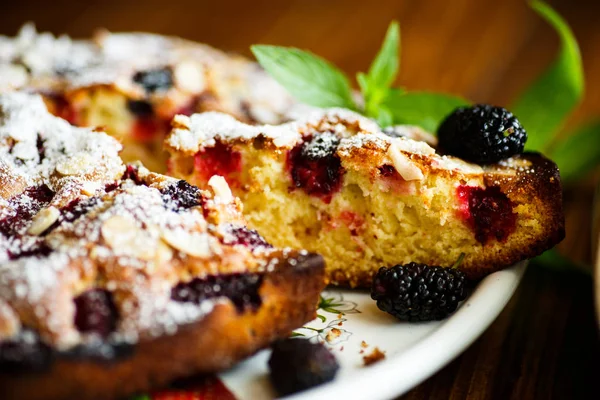 Сладкий пирог с тутовыми ягодами — стоковое фото