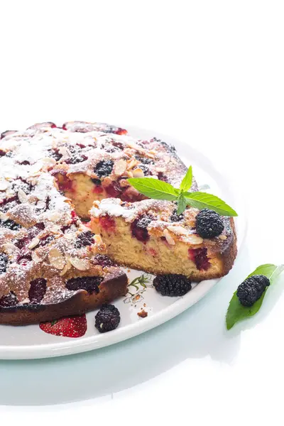 Torta de biscoito doce com amoras — Fotografia de Stock