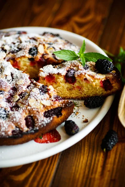 Dolce torta di biscotti con bacche di gelso — Foto Stock