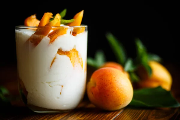Słodki grecki jogurt z morelami — Zdjęcie stockowe