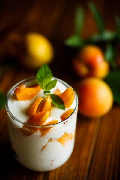 Söta grekisk yoghurt med aprikoser — Stockfoto