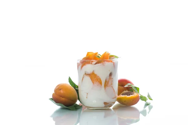 Süßer griechischer Joghurt mit Aprikosen — Stockfoto
