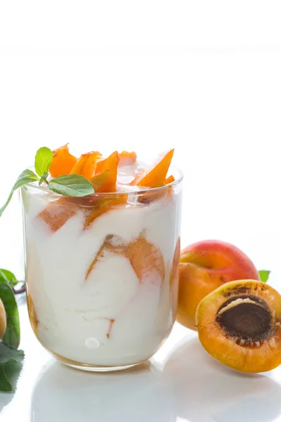 Сладкий греческий йогурт с абрикосами — стоковое фото