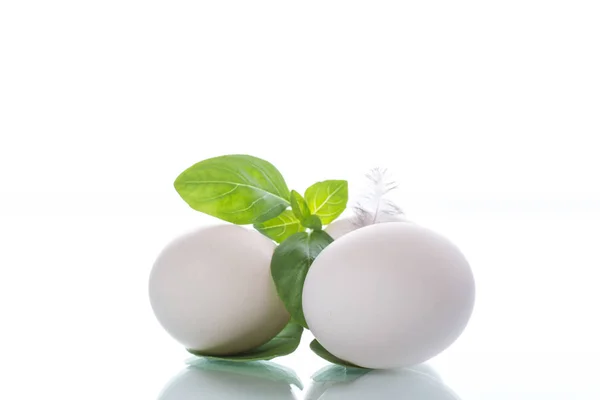 Trei ouă de pui cu creveți de busuioc — Fotografie, imagine de stoc
