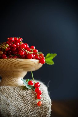 Olgun kırmızı kuş üzümü ahşap bir vazo