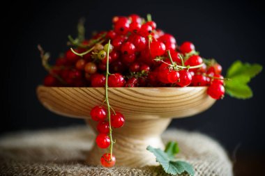 Olgun kırmızı kuş üzümü ahşap bir vazo