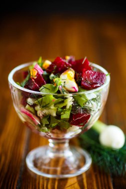 Yumurta ve taze sebze ile haşlanmış pancar salatası