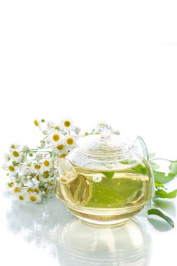 Papatya çayı ile cam çaydanlık