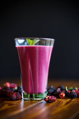 Karadut gelen tatlı berry güler yüzlü