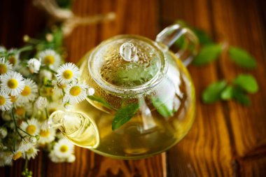 Papatya çayı ile cam çaydanlık